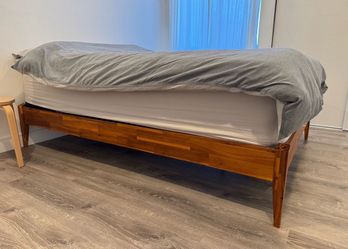 Queen Bed Frame - Carmel brown, Solid wood, Mid-century Modern