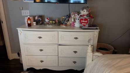 White drawer dresser with mirror