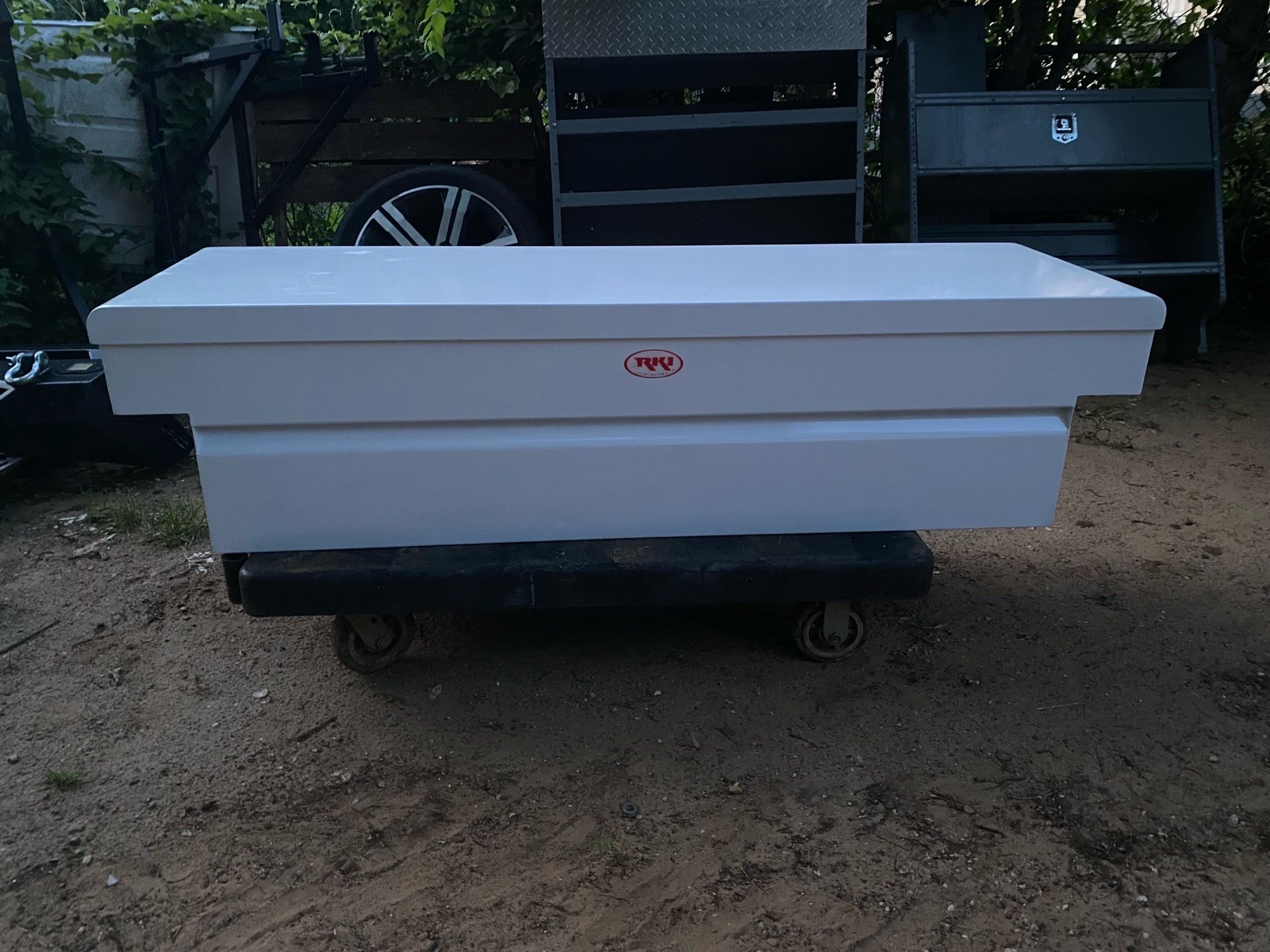 TOOL BOX RKI ALMOST NEW WHIT KEY