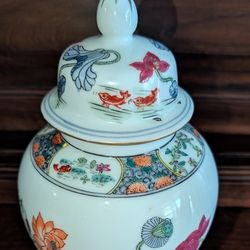 Beautiful and rare lidded Japanese floral ginger jar