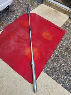 OLYMPIC 7' BAR.  45LBs  BAR PAD FOR SQUATS  USED IN GOOD CONDITION  NO LABELS. 
11525 S HALSTED  DUNKIN DONUTS/
7111.S WESTERN WALGREENS 
65$.   CASH