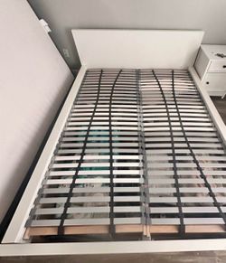 Queen size bed with mattress