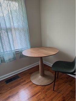 34.5” Round Pedestal Dining Table