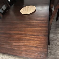 Table Set With 6 Chairs . 