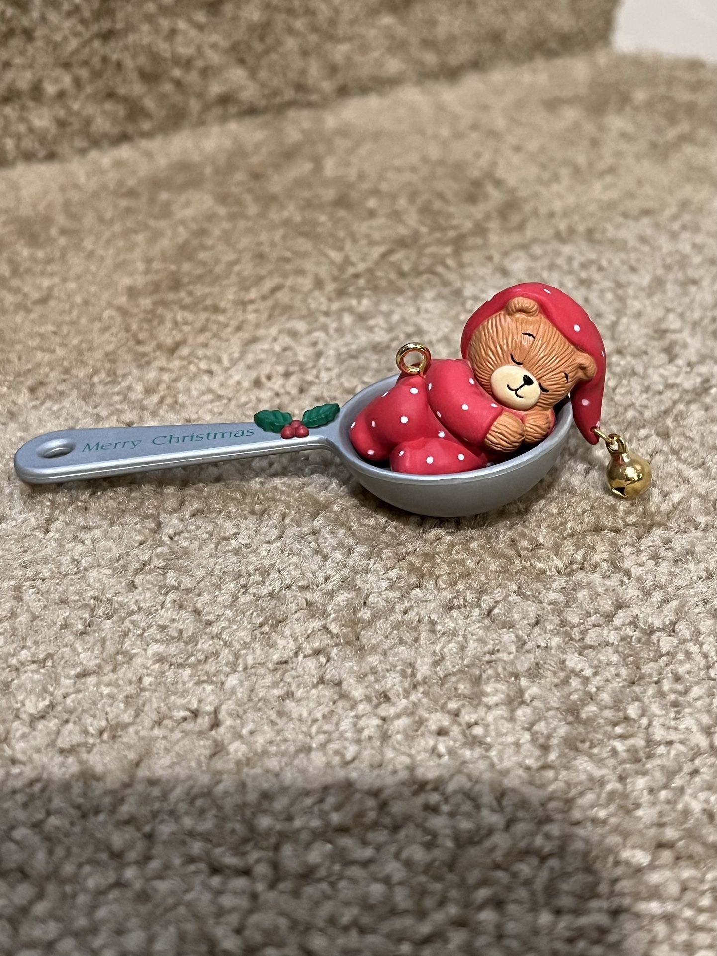 VINTAGE ENESCO BEAR SLEEPING ON SPOON "MERRY CHRISTMAS" ORNAMENT 3.5"W