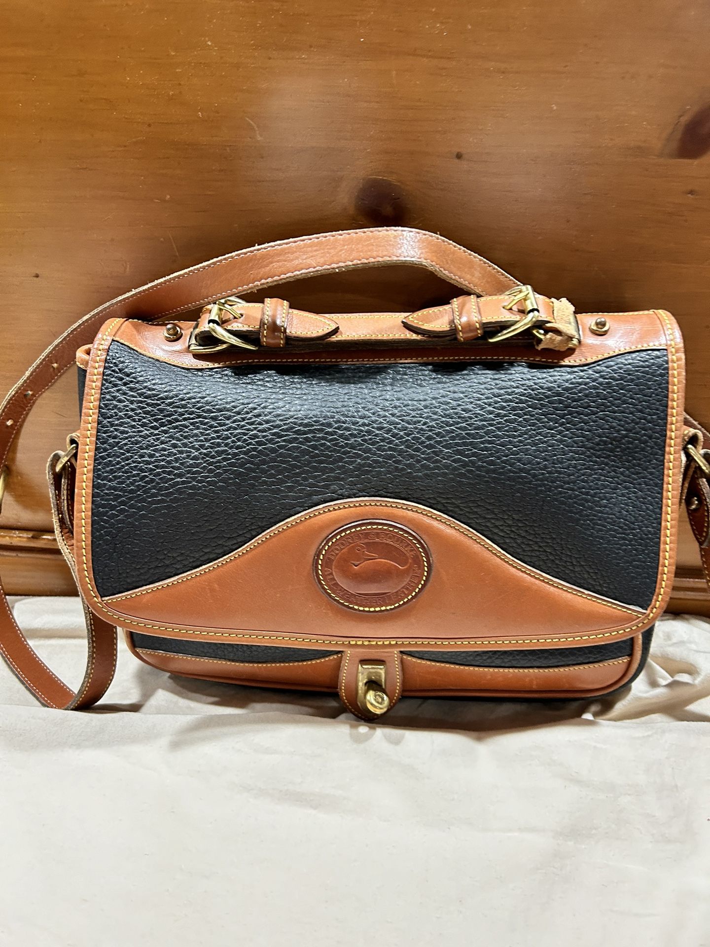 VTG DOONEY & BOURKE Carrier Shoulder Bag Womens Dark Blue All Weather Leather