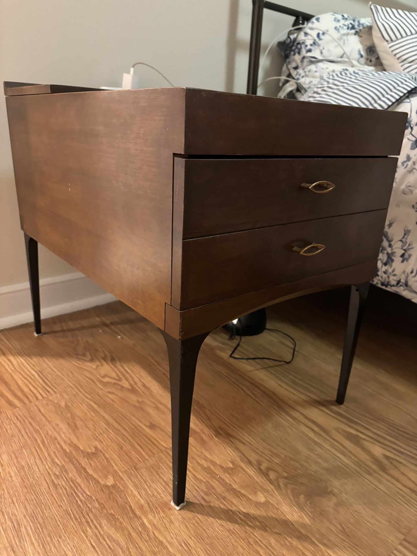 Contessa end Table