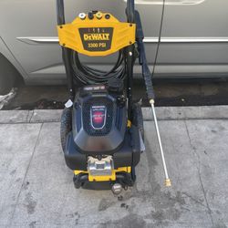 DEWALT 3300 PSI 2.4 GPM Gas Cold Water Pressure Washer with HONDA GCV200 Engine