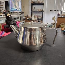 Vintage 18-10 Stainless Steel 5 Cup Teapot With Vented Lid & Built In Strainer, Shiny Finish