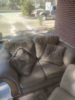 Living room set in need of a home.
