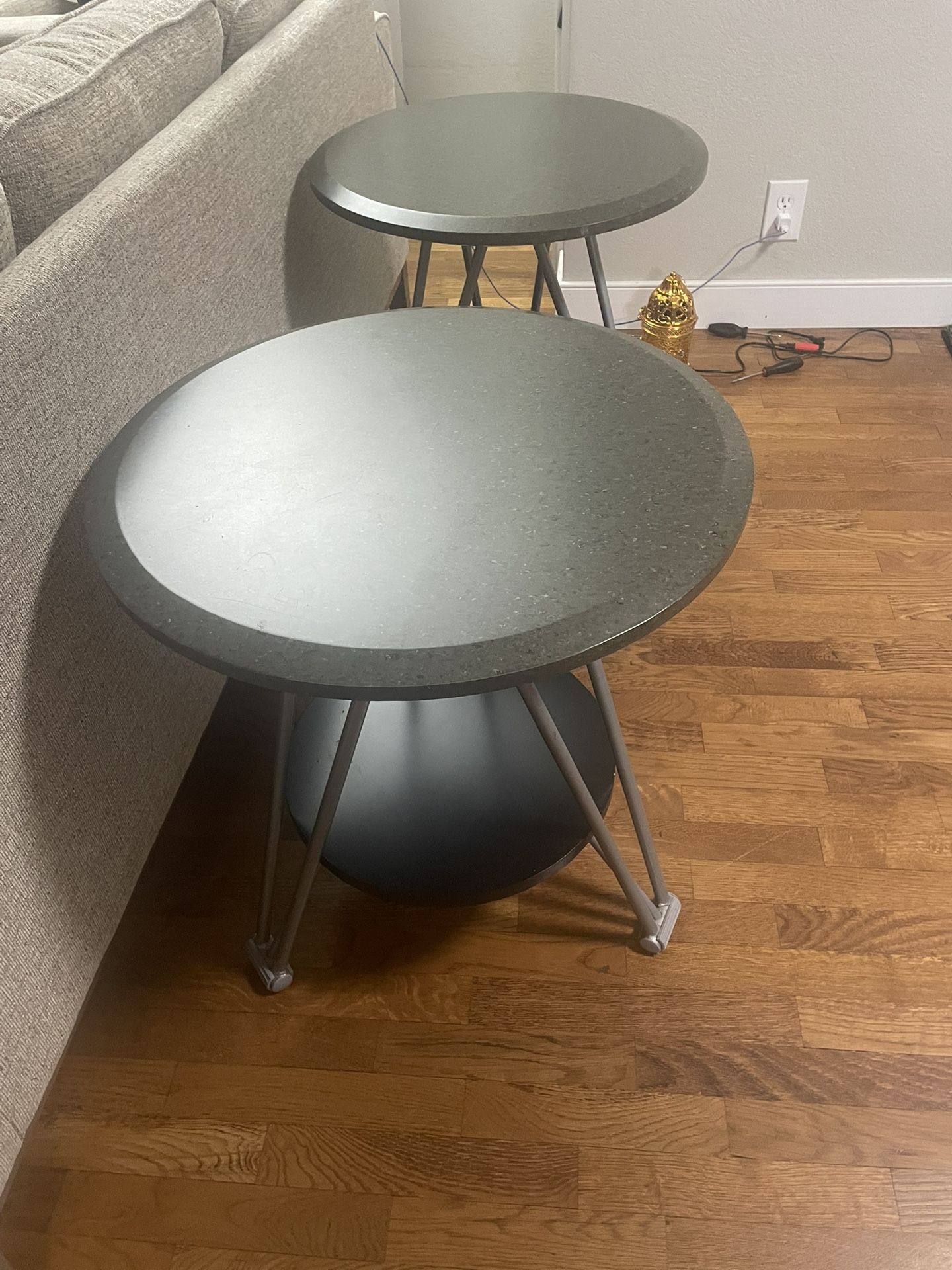 Nice 2 End Tables ( Excellent