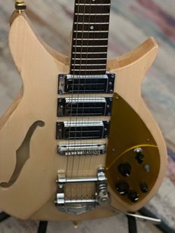Rickenbaker copy very nice guitar get bag
