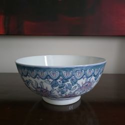 Porcelain bowl with blue and pink floral chinoiserie decoration (white glaze interior)