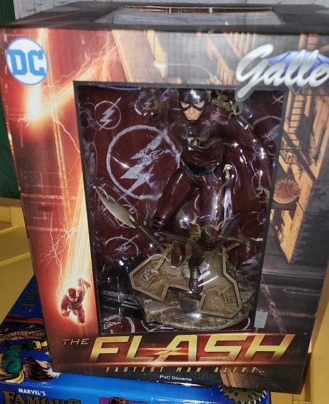 The Flash Diamond Gallery Statue