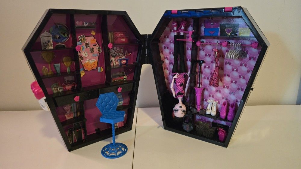 Monster High Draculaura Draculocker Coffin Wardrobe Accessories Carry Case RARE