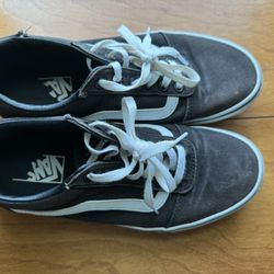 Women’s 9.5 Black Canvas Style Vans Great Condition 
