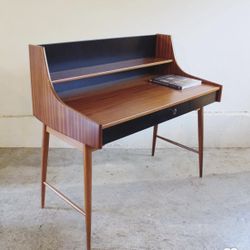 Norwegian Ola-Pulten Desk