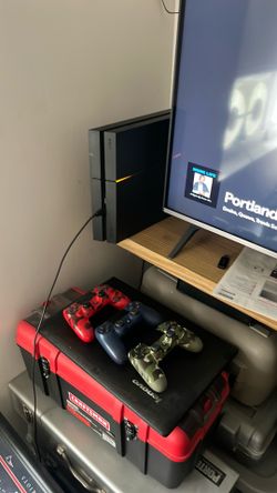 Ps4 Pro w/three controllers *read desc* (negotiable $)
