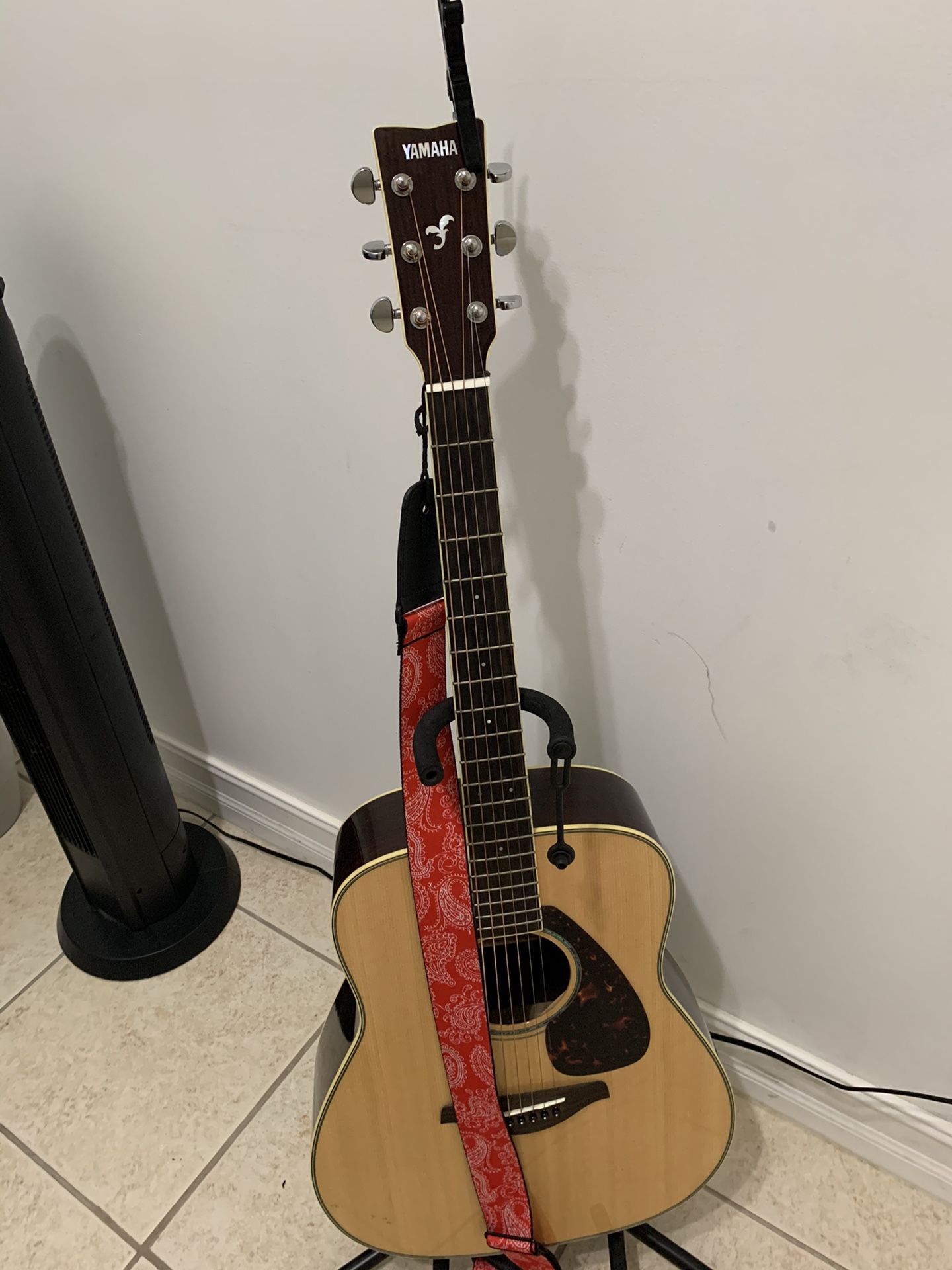 Yamaha acoustic guitar fs830