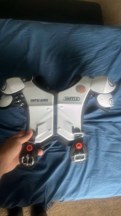 Youth Medium White Battle Shoulder Pads.