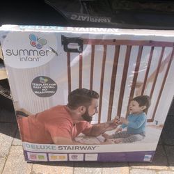 Summer Infant Deluxe Wood Stairway Gate