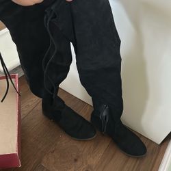 Knee High Woman’s Black Boots 
