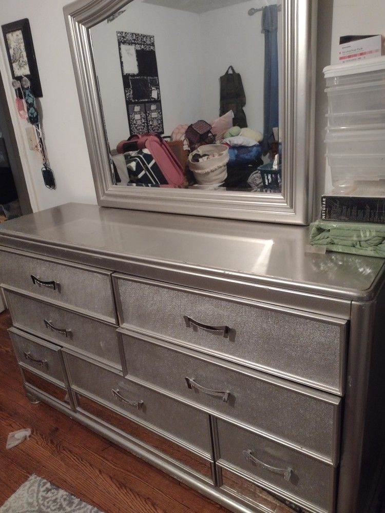 Sliver Dresser With Mirror
