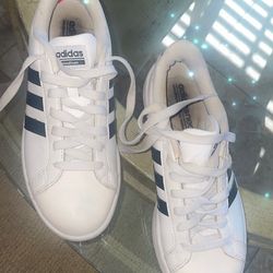 Woman’s Adidas Tennis Shoes Size 7.5