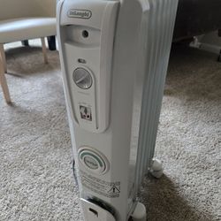 De'Longhi Oil filled Radiator Heater, 1500W Model: EW7707CM