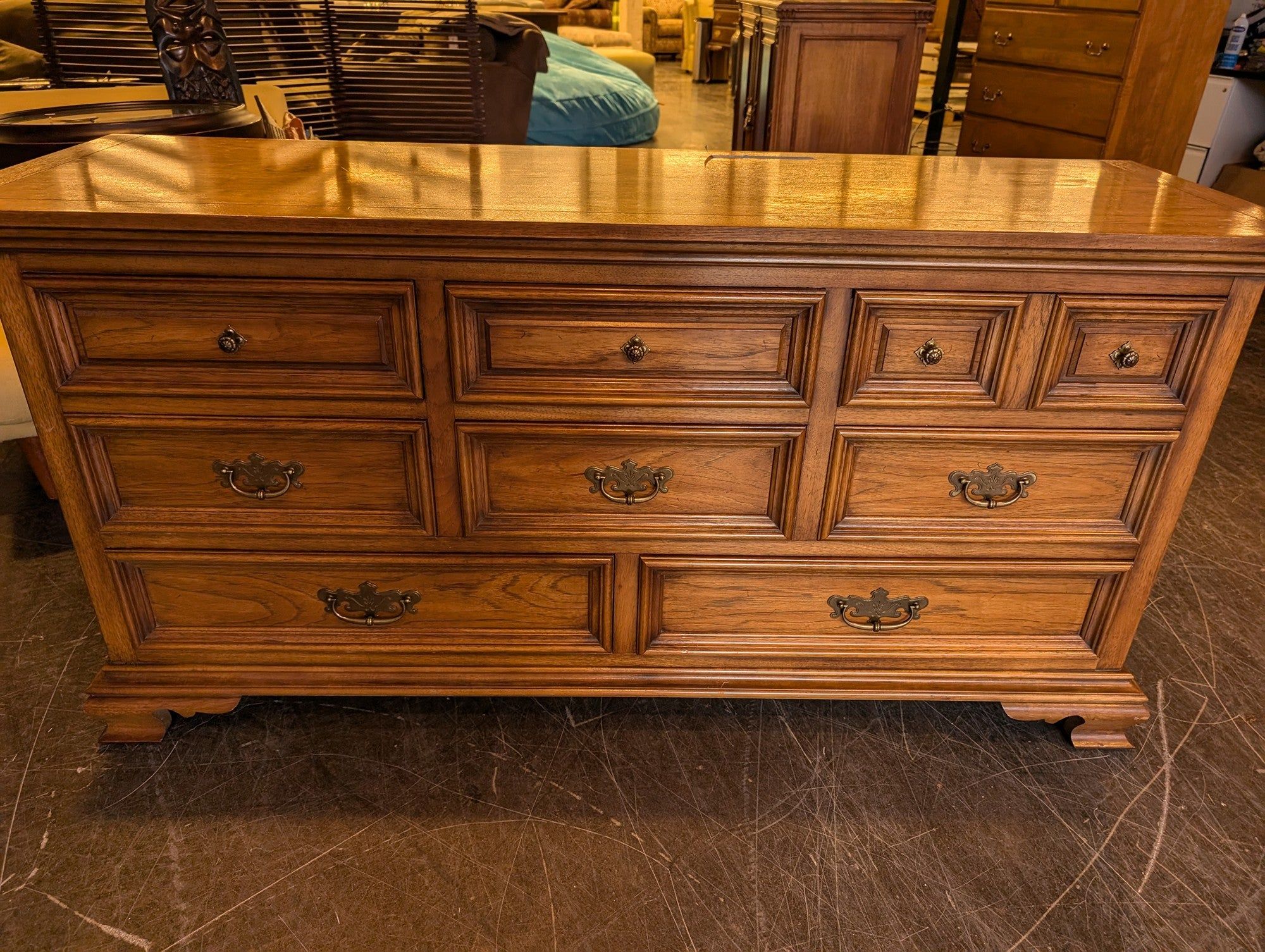 Thomasville Traditional Oak Finish Nine-Drawer Dresser