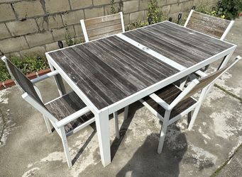 Patio Table And 4 Chairs