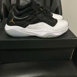 Jordan 11 CMFT LOW Black/Metallic Gold-White 