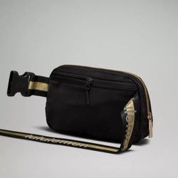 Lululemon - Everywhere Belt Bag 1L - Black/Gold