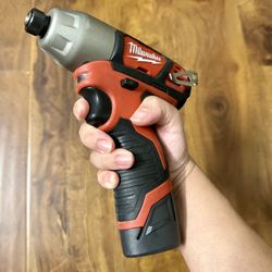 Milwaukee 1/4" Hex Impact Driver with M12 Red Lithium High Output CP 2.5AH Battery