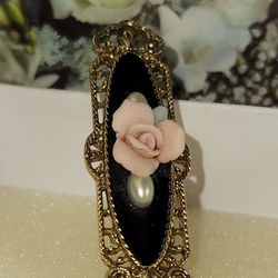 #1495 VINTAGE 10K GP COLLECTIBLE BROOCH 1950's HANDCARVED 
