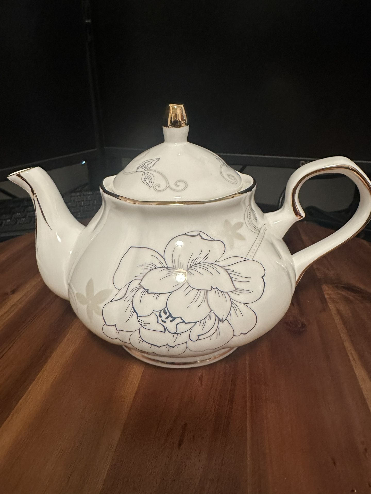 Jomop Ceramic Tea pot Floral Design White  (Gold)
