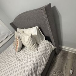 Bed/Frame/Mattress 