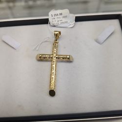 10k Gold Pendant 5.7 Grams If You Are Interested Please Ask For Maribel Thank You 
