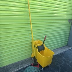 Rubbermaid Commercial Products 31 QT Tandem Mop Bucket and Wringer Combo on Wheels, Yellow + mop
