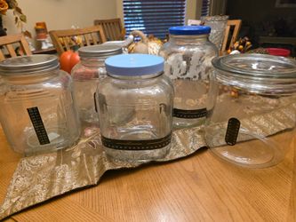Set 5 Glass Jars with lids, 1 gallon each.  READ DETAILSFOR LOCATION