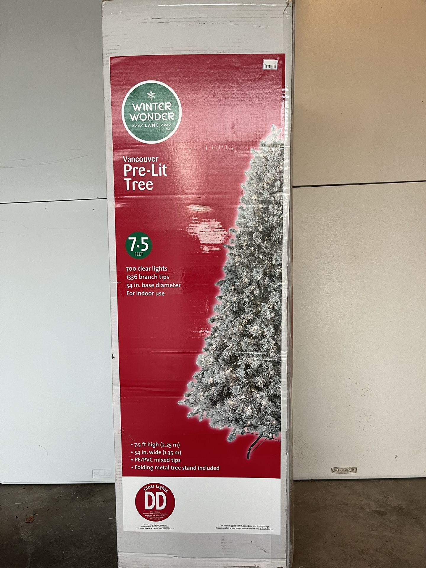 Brand New In Box 7.5 Foot Tall Flocked Christmas Tree With 700 Clear Lights