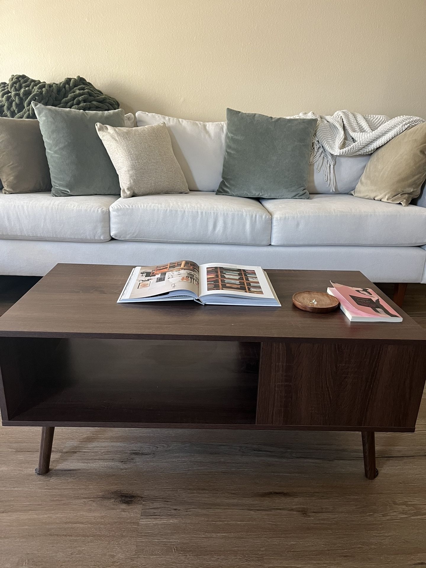 ☕️ Minimalist and Sturdy Coffee Table