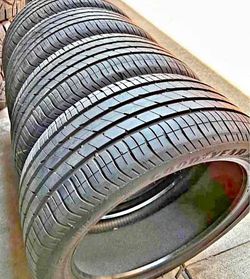 255 40 20 Goodyear tires Con 80% de Vida Las 4
