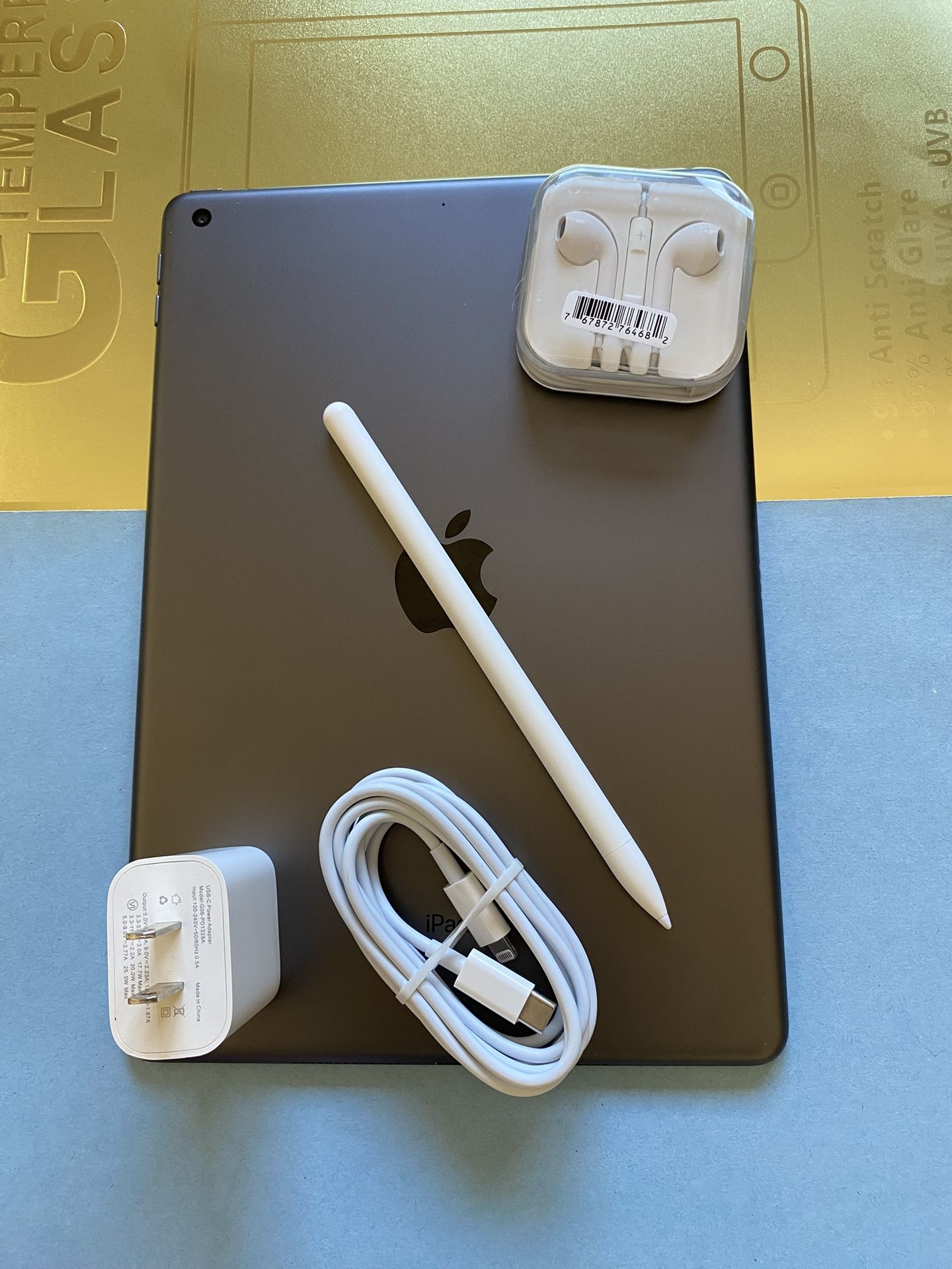 Apple IPad 8th Generation (10.2” Retina /Latest IOS 18/ 2020 model) 32GB with stylus pen, keyboard & Accessories