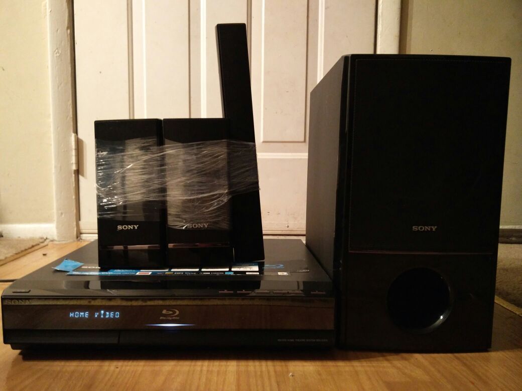 Sony HCD-E300 Blu ray player W/Speakers And Subwoofer