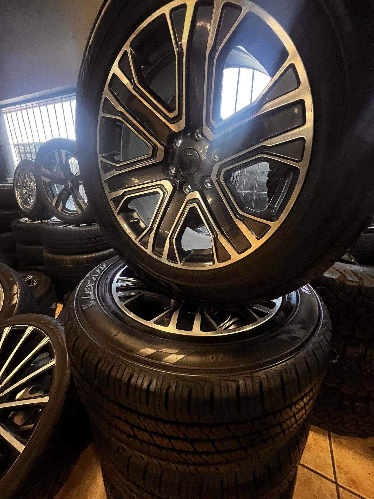 Oem take offs 20 inch gmc wheels with semi new tires 275/55/20 lexani bolt pattern 6x139.7