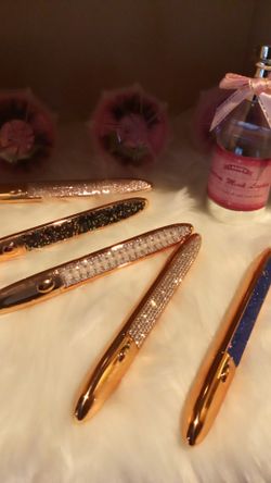 Adhesive eyeliner