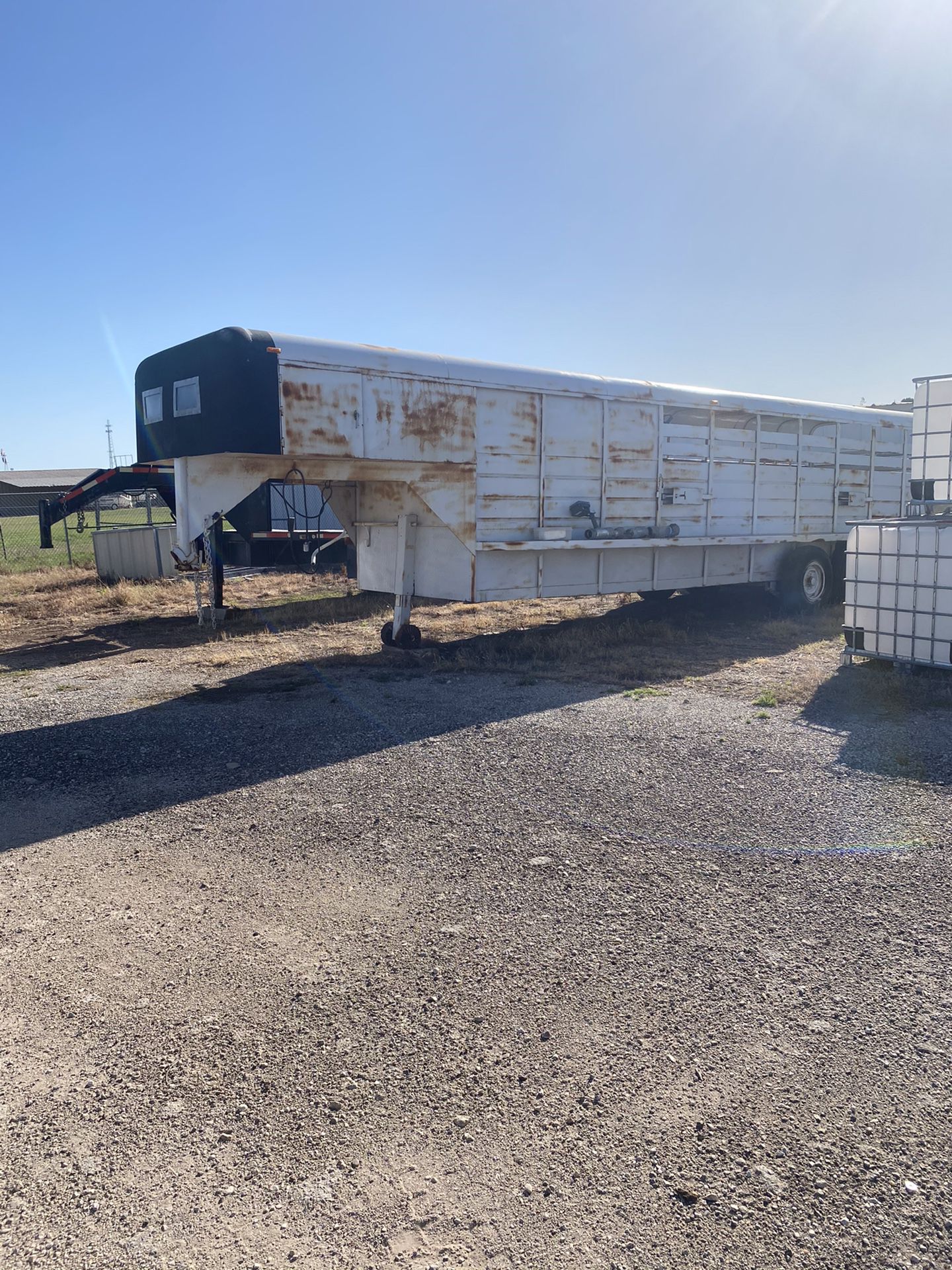 32 foot livestock trailer