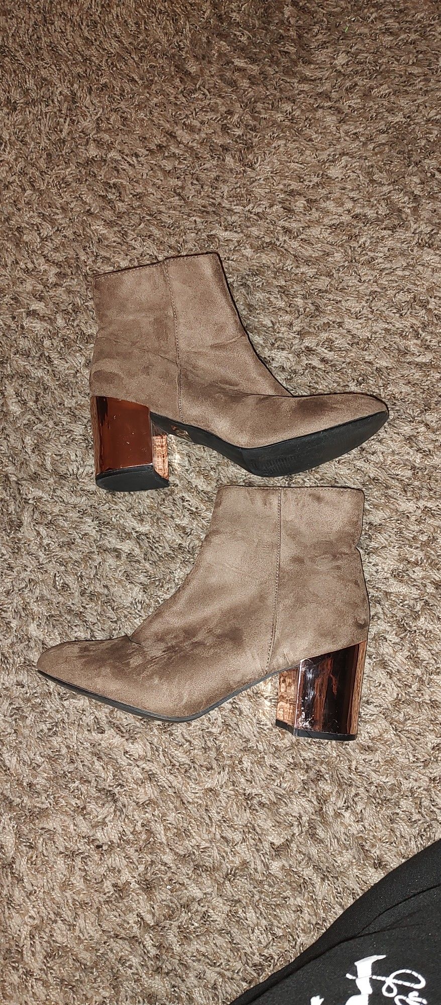 Women size 8 Hot Kiss brown suede ankle boots w/ shiny heels