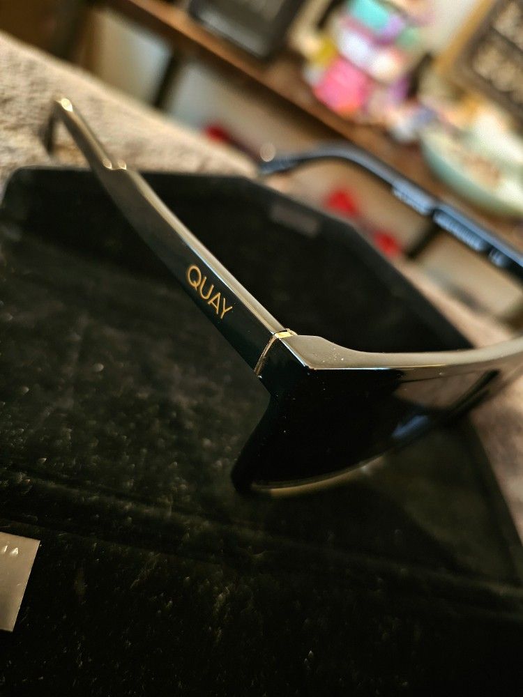 QUAY SUNGLASSES